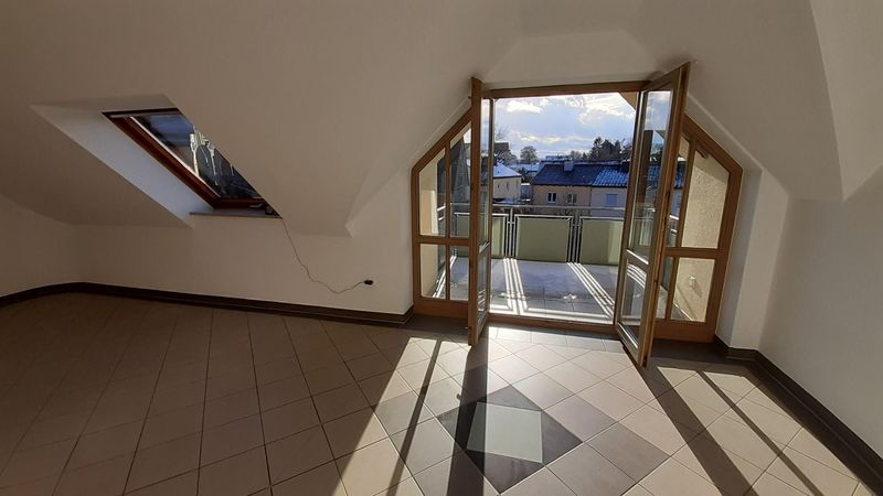 Gepflegte 3-Zimmer-Dachgeschosswohnung mit Balkon & Ausbaupotenzial - 67 m² in Aichach